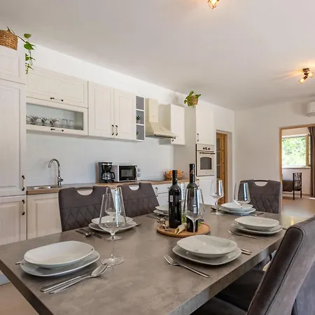 Holiday home Una, A Charming Surrounded By Nature Vinez