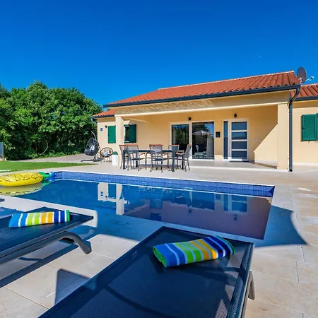 Una, A Charming Surrounded By Nature Vinez