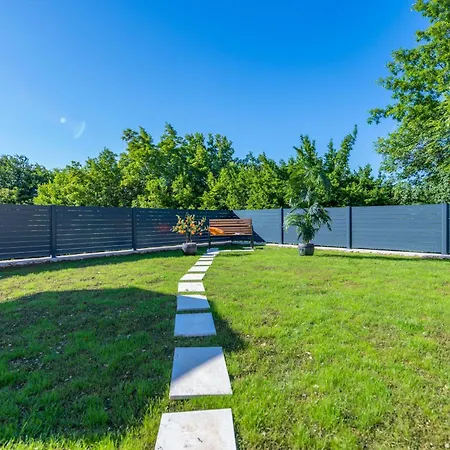 Una, A Charming Surrounded By Nature Holiday home *