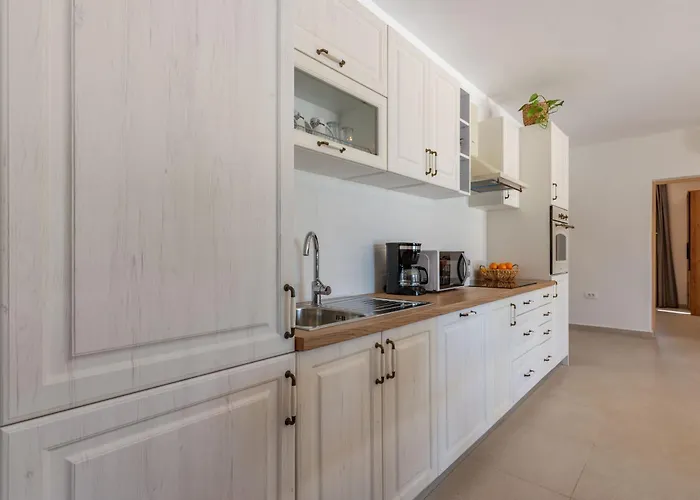 Una, A Charming Surrounded By Nature