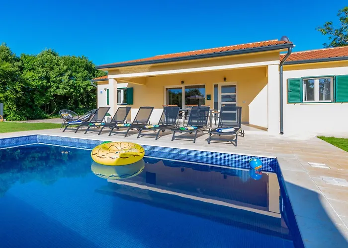 Una, A Charming Surrounded By Nature