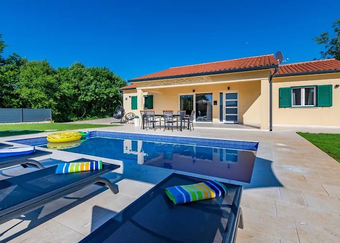 Una, A Charming Surrounded By Nature Vinez