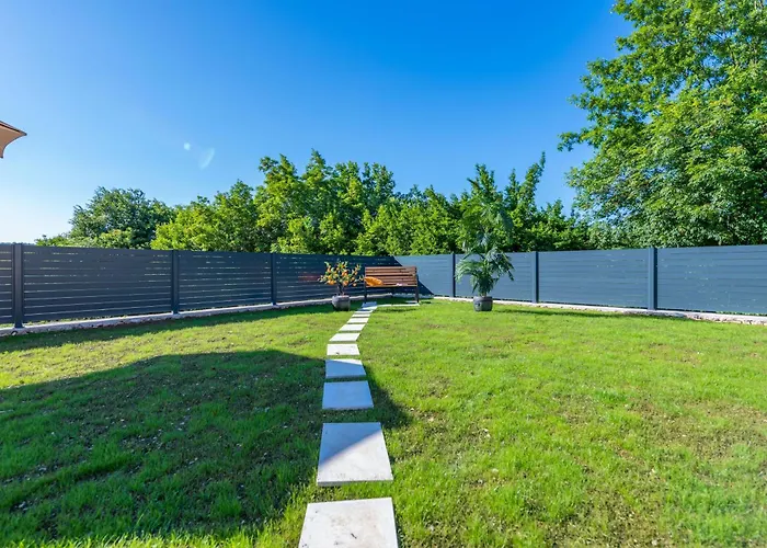 Una, A Charming Surrounded By Nature Holiday home *