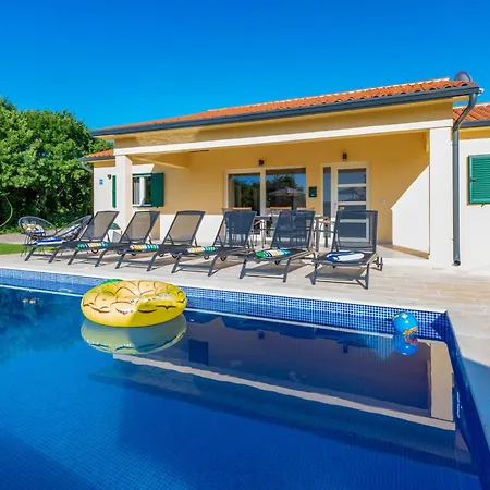 Una, A Charming Surrounded By Nature